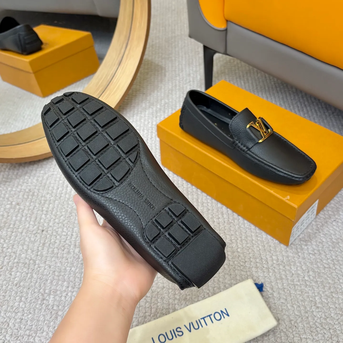 Men's men's shoes 💰420 (Yangli) LV 2⃣️0⃣️2⃣️5️⃣Spring and summer counter GLORIA series models ✈️Original factory special leather production, original last type. A classic driving slip-on casual shoe that shows an elegant style with exquisite craftsmanship details such as Monogram embossing all over the upper🌀Italian imported calfskin fabric Sheepskin foot pads➕Inside～Private mold replica sole Unique style Comfortable driving slip-on Size: 4-12 (38-46) Comes with [Counter packaging: original box, wrapping paper, card, instruction manual, shoehorn, cloth bag] No pressure to enter and leave the counter!